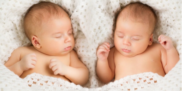 Zwillinge im Babybett