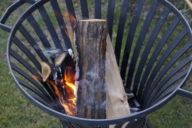 Feuerkorb mit Holz