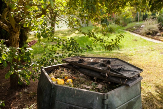befüllter Komposter im Garten