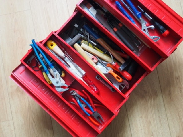 roter Werkzeugkoffer aus Kunststoff